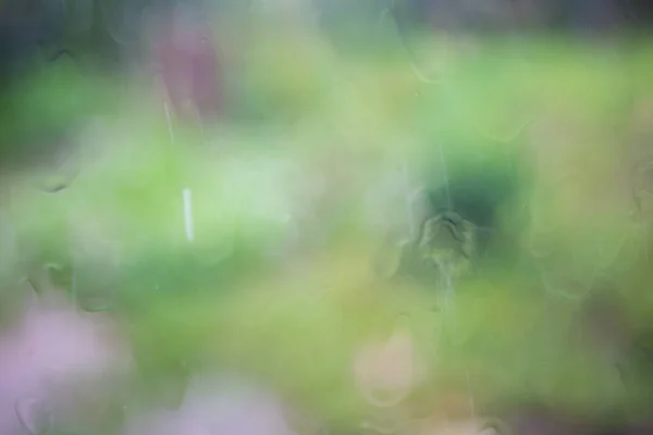 Abstrato Desfocado Fundo Verde Vidro Molhado Com Gotas Chuva — Fotografia de Stock