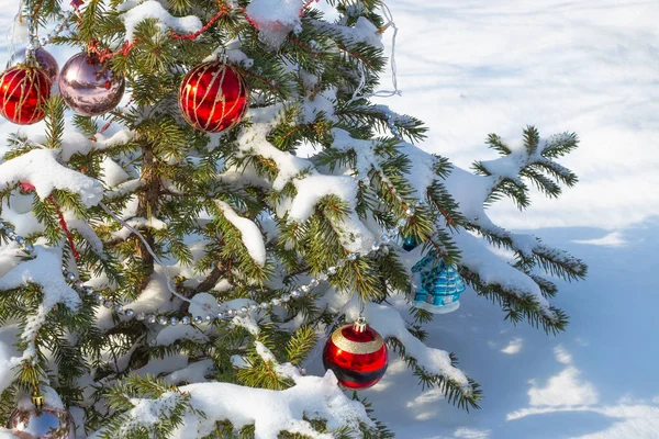 Bela Árvore Natal Decorada Com Brinquedos Contas Fora Dia Inverno — Fotografia de Stock