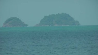Okyanustaki adalar, Tayland 'daki Koh Chang adasından manzara. Denizin üstünde sis