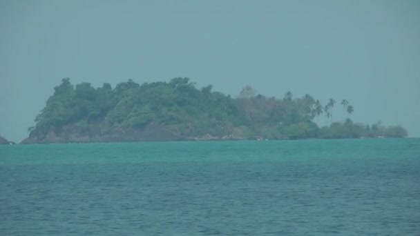 Islands in the ocean, view from the island of Koh Chang in Thailand. Haze over the sea — Stock Video