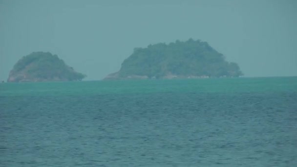 Szigetek az óceánban, kilátás Koh Chang szigetéről Thaiföldön. Köd a tenger felett — Stock videók