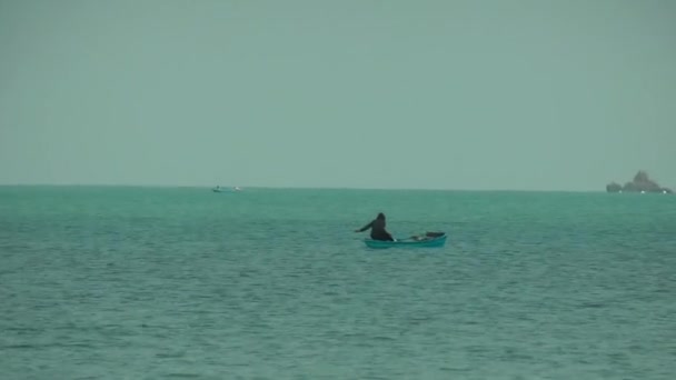 Isla Koh Chang en Tailandia. Un bote flotante con un pescador atracando en la orilla. Viajes y turismo — Vídeo de stock