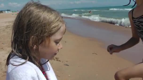 Crianças meninas brincam na praia e se divertem, verão feliz tempo, descanso e recreação — Vídeo de Stock