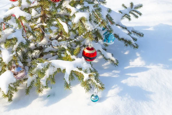 Karda Oyuncaklar Boncuklarla Süslenmiş Yeşil Noel Ağacı Boşluğu Kopyala — Stok fotoğraf