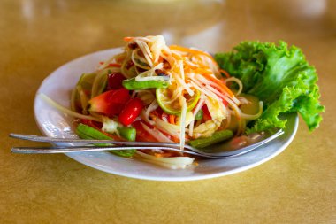 Baharatlı Tayland yemeği Som Tam, yeşil babalı ve biberli.