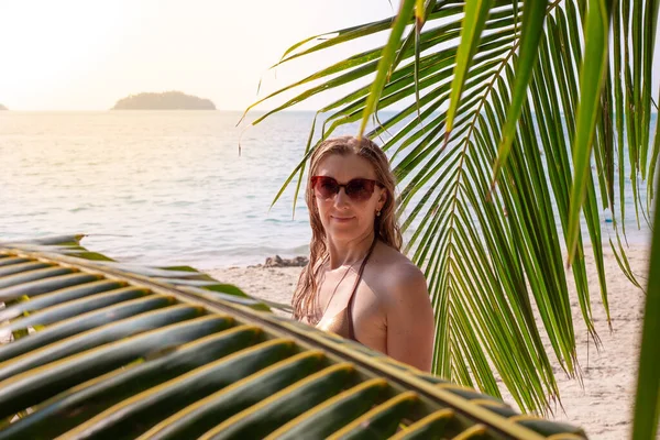 Дівчина Сонцезахисних Окулярах Посміхається Тропічному Березі Серед Пальми — стокове фото