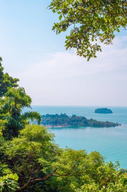 Chang adasının yeşillikleriyle tropikal deniz manzarası