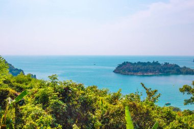 Okyanustaki tropik ada, Koh Chang 'in gözlem güvertesinden manzara.