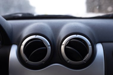 Arabadaki klimanın iki deliği, hava akışı ayarlaması.