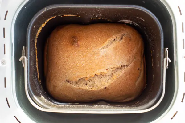 パンマシンの形で焼きたてのパンのパン 自家製ケーキを作る — ストック写真