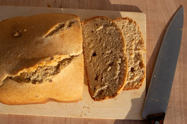 Loaf Freshly Baked Bread Cut Pieces Next Knife Wooden Cutting — Stock Photo, Image