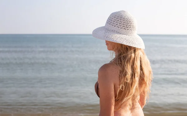 Una Mujer Joven Con Pelo Largo Rubio Traje Baño Sombrero — Foto de Stock