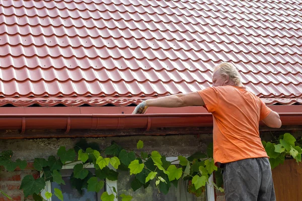 Homme Nettoie Les Débris Sort Système Gouttières Sur Toit Maison — Photo