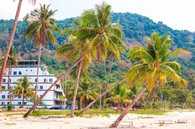 Koh Chang 'de deniz kenarında bir gemi şeklinde oteller, Asya ormanlarında egzotik bir tatil.