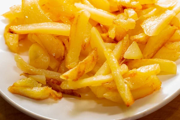 Свежий Золотой Картофель Белой Тарелке Крупным Планом Вкусное Овощное Блюдо — стоковое фото