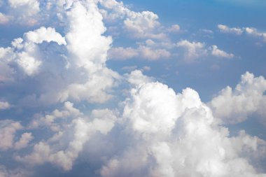 Mavi gökyüzünde kümülüs bulutları, üst manzara