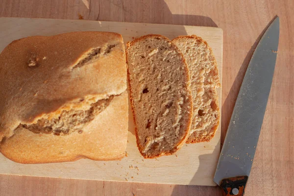 自家製焼き菓子 切った板に焼きたてのパンをナイフで切ったもの — ストック写真