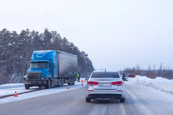Zderzenie Ciężarówki Samochodu Osobowego Śliskiej Zimowej Drodze — Zdjęcie stockowe