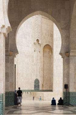 Kral Hassan Ii cami kapısında oturan halk