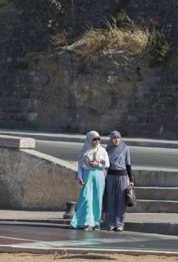 Geleneksel giysili kadınlar yol geçtikten