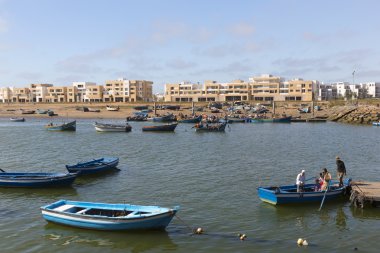 İnsanlar çekici tekne Satılık için