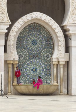 Kral Hassan Ii caminin bir Çeşmede oturan halk