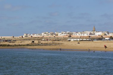 Kumsaldaki insanlar.