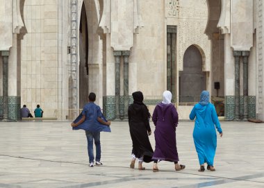 Yerel halkın Kral Hassan Ii caminin kapıda yürüyüş