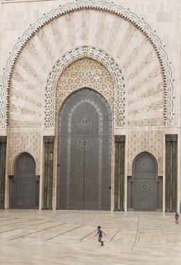 Yerel çocuğun Kral Hassan Ii caminin kapıda
