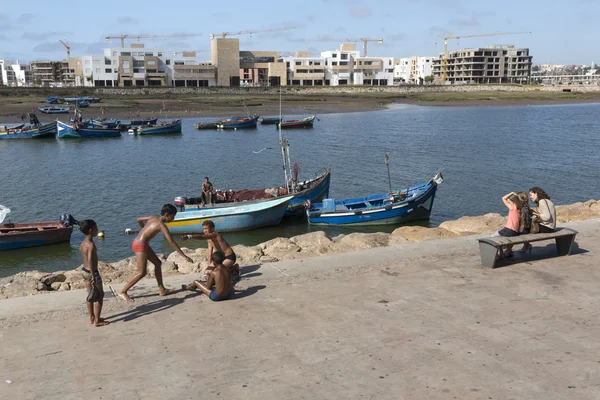 Personnes prenant le bateau à vendre — Photo