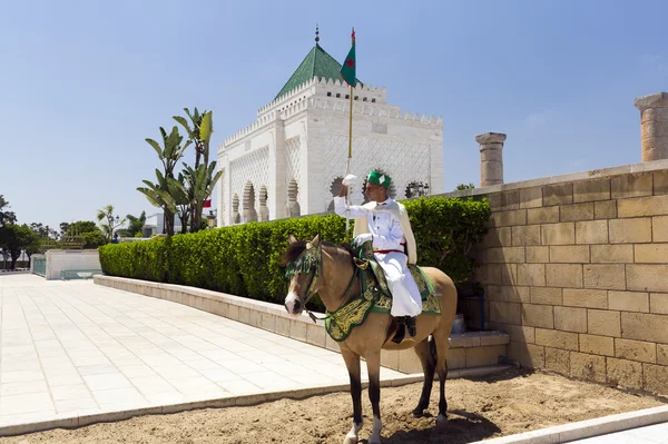 Królewski strażnik wieży Hassan i mauzoleum Mohammed V — Zdjęcie stockowe