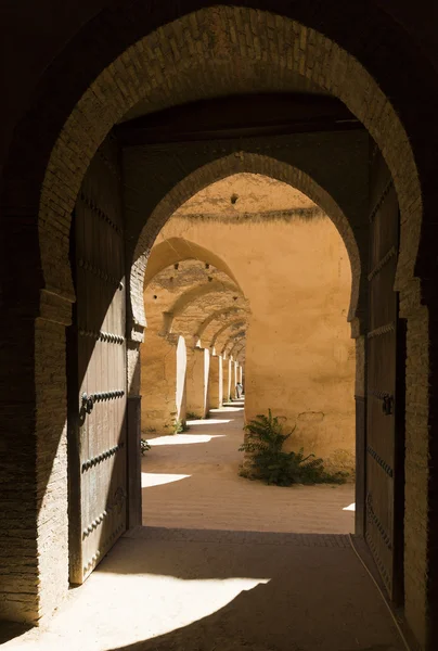 Arcade av kungliga stallen i Meknes — Stockfoto