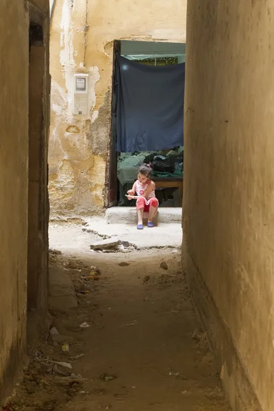 Ένα κορίτσι σε ένα souk — Φωτογραφία Αρχείου