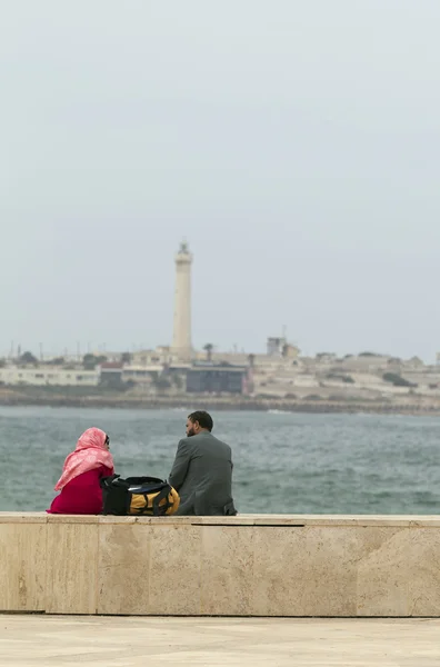 Gente del posto seduta sul marciapiede — Foto Stock