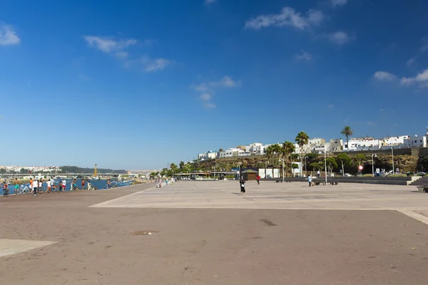 Mensen lopen in de haven — Stockfoto