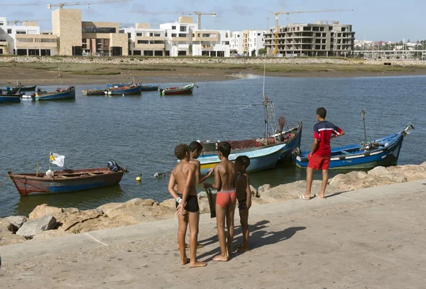 Personnes prenant le bateau à vendre — Photo