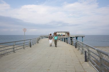 Batum insanlarla pier.