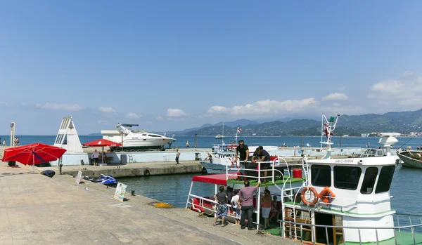 People visit the port in Batumi — ストック写真