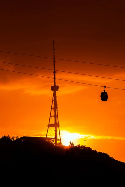 A torre de tv ao pôr do sol em Tbilisi — Fotografia de Stock