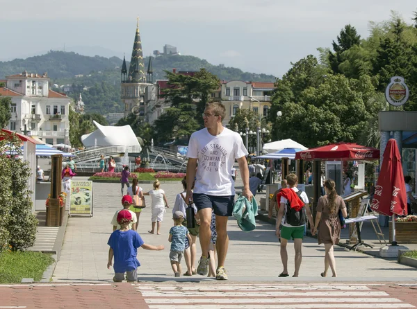 Orang berjalan di tengah Batumi — Stok Foto
