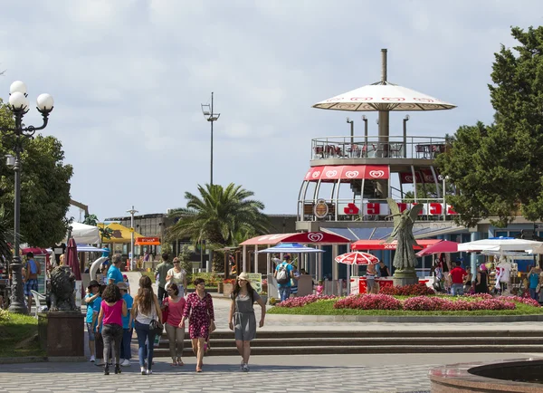 Personnes marchant dans le centre de Batoumi — Photo