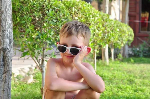 Niño Gafas Sol Sentado Hierba Resto —  Fotos de Stock