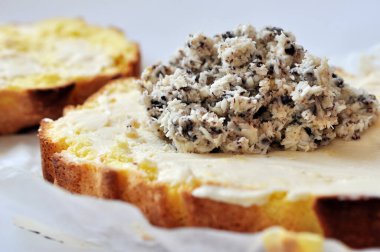 Hindistan cevizi kremalı ve çikolatalı turta.