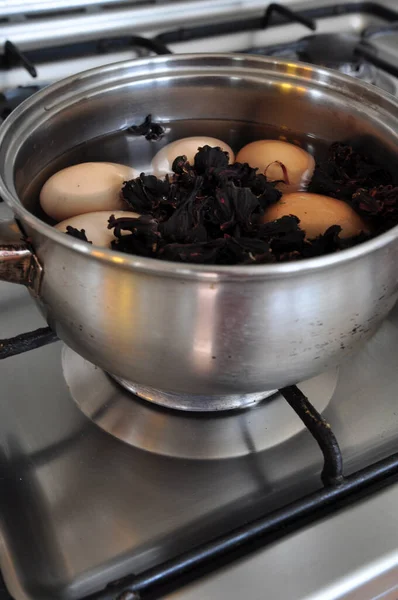 Paaseieren Koken Een Pan Met Een Kruid Een Gasfornuis Kleuren — Stockfoto