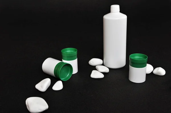 Три Белые Пластиковые Медицинские Контейнеры Таблеток Витаминов Одна Бутылка Алоэ — стоковое фото