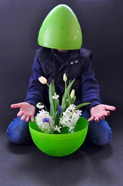 Regali Pasqua Bambino Con Fiori All Interno Uovo Pasqua Verde — Foto Stock