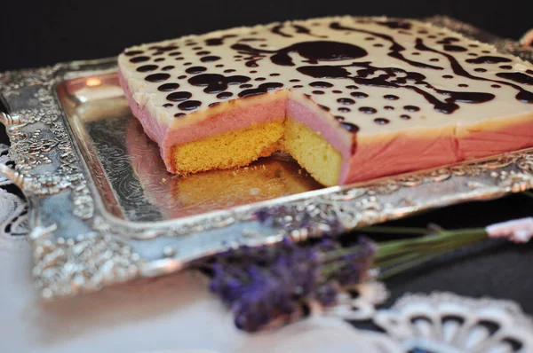 Colazione Dolce Una Gustosa Torta Bacche Con Cioccolato Bianco Nero — Foto Stock