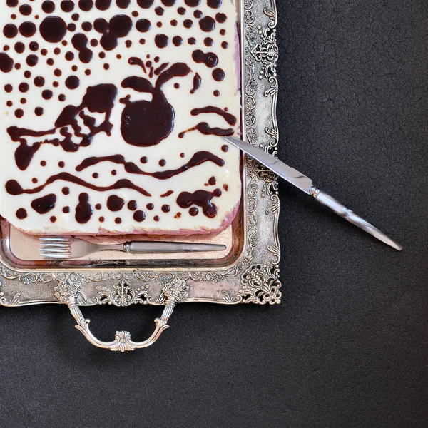 Vassoio Argento Con Torta Cioccolato Forchetta Coltello Sfondo Nero Vista — Foto Stock