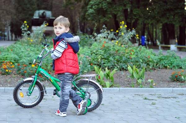 視線を眺めと自転車近くに立っている少年 — ストック写真