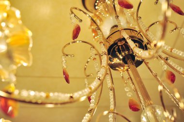 Tavan, kristal bir avize sarkacak bulanık arka plan üzerinde parlar